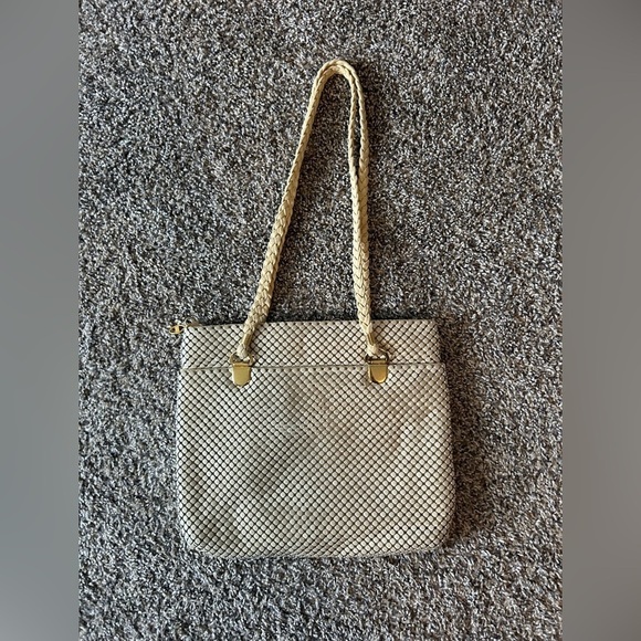 5/$25 Vintage ivory and gold chain mail shoulder purse - Picture 3 of 9